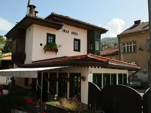 Inat Kuća — سراييفو · أطباق بوسنية تقليدية مقابل دار البلدية