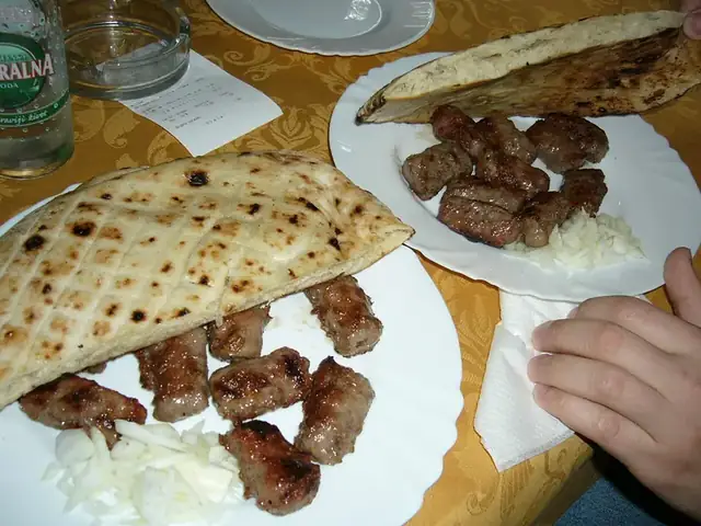 Ćevabdžinica Hari — ترافنيك · تشيفابي ترافنيك بالخبز المغمّس