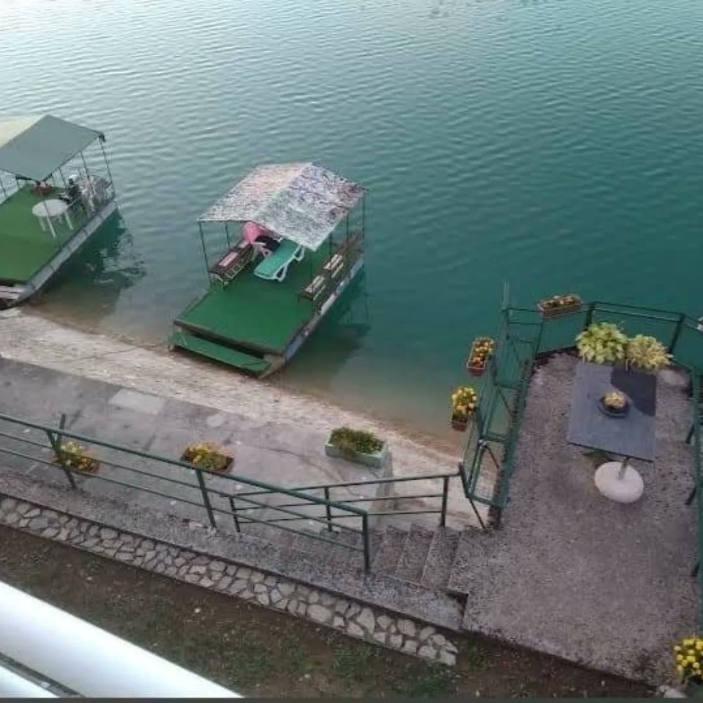 Vikendica na obali Jablaničkog jezera
